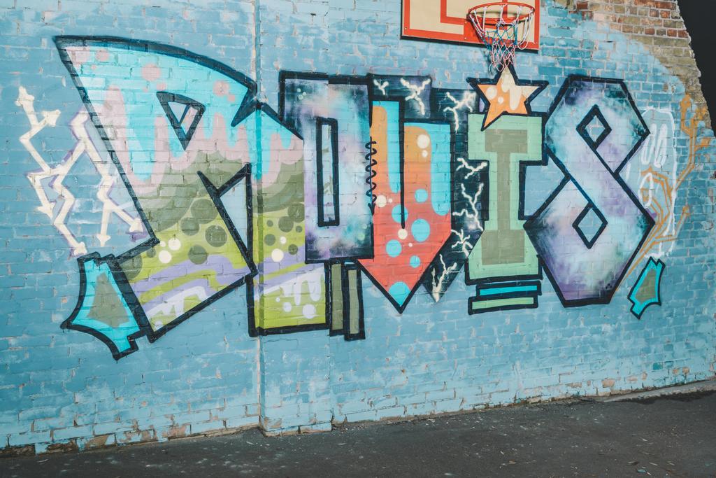 kolorowe graffiti na ścianie z obręcz do koszykówki w nocy - Zdjęcie, obraz