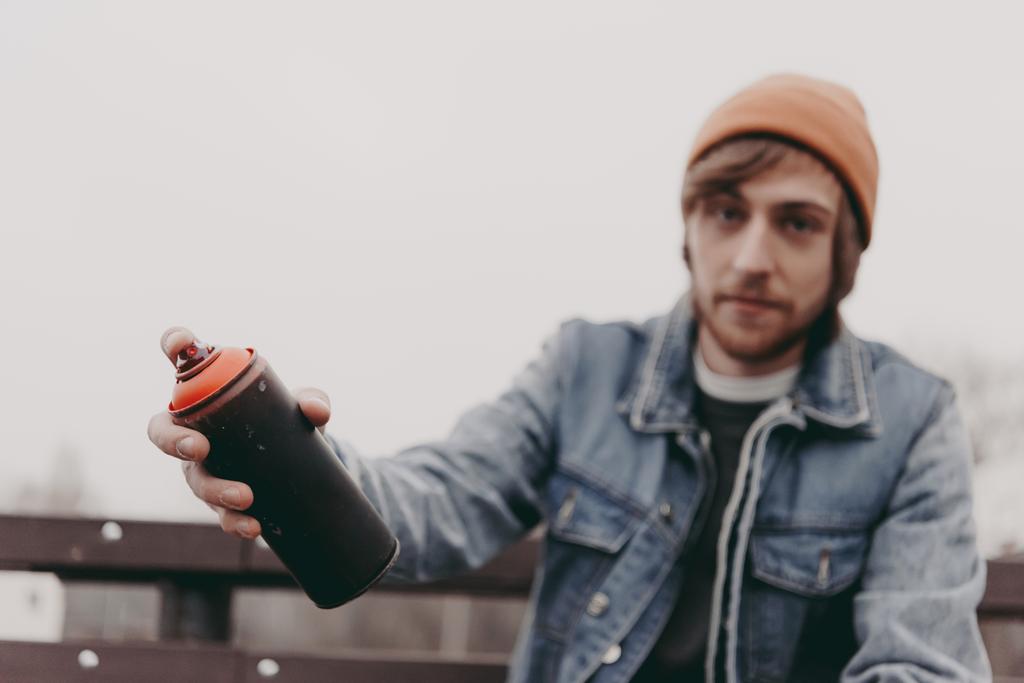 artista callejero masculino sosteniendo lata con pintura en aerosol
 - Foto, Imagen