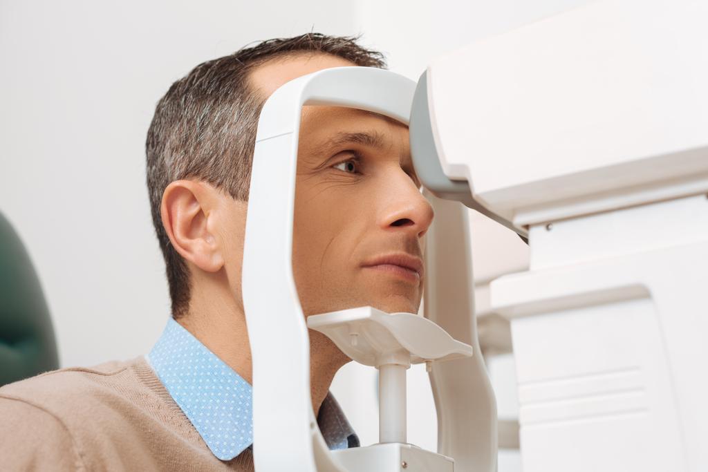 visão lateral do paciente recebendo olho verificado na clínica
 - Foto, Imagem