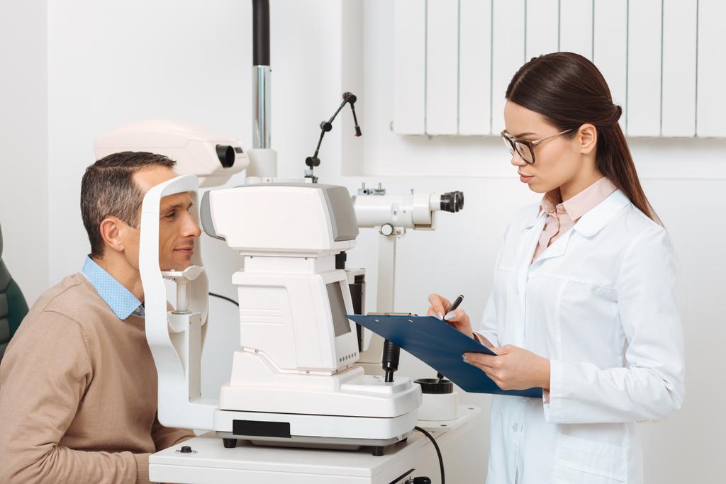 Μερική άποψη του ασθενή να πάρει οφθαλμολογική εξέταση σε Σχισμοειδής Λυχνία στην κλινική - Φωτογραφία, εικόνα