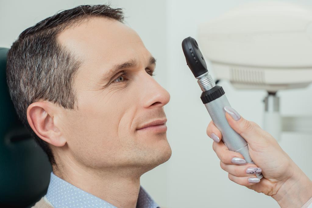 Μερική άποψη του ο άνθρωπος να πάρει οφθαλμολογική εξέταση από οφθαλμίατρο στο ιατρείο - Φωτογραφία, εικόνα