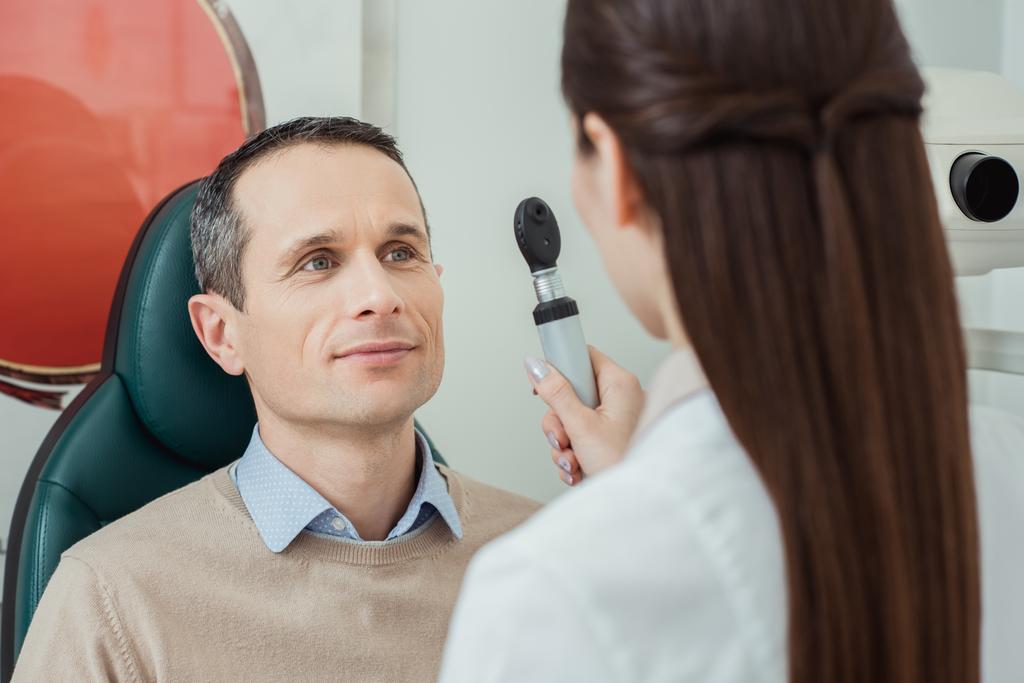 portrait d'un homme se faisant tester les yeux par un ophtalmologiste en clinique
 - Photo, image