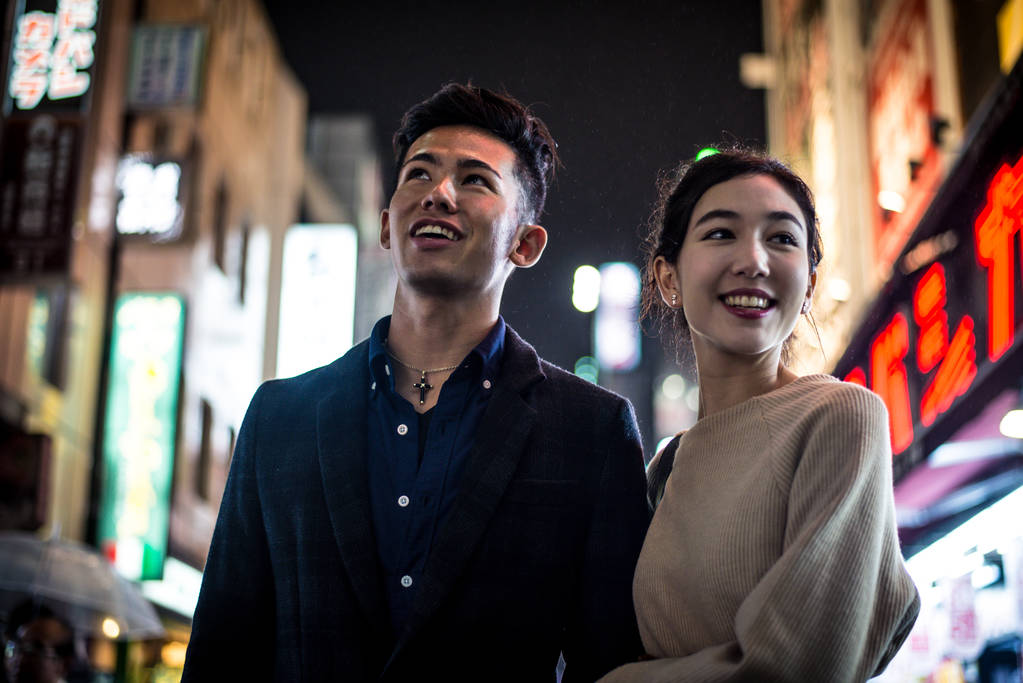 Молодая японская пара проводит время вместе в Токио
 - Фото, изображение