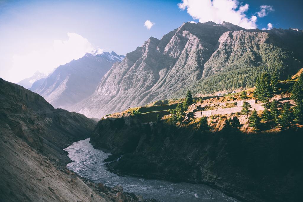 gyönyörű hegyi folyó völgyében és a fenséges hegyek indiai Himalája - Fotó, kép