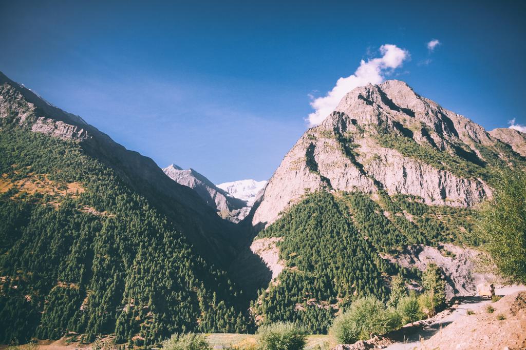 wunderschöne Landschaft mit majestätischen Felsbergen im indischen Himalaya  - Foto, Bild