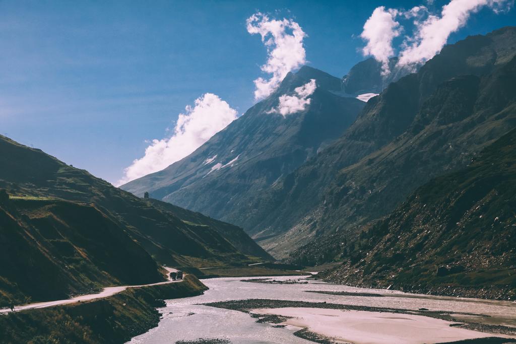 paisaje escénico con río en majestuoso valle y carretera con vehículos en himalayas indios
 - Foto, imagen