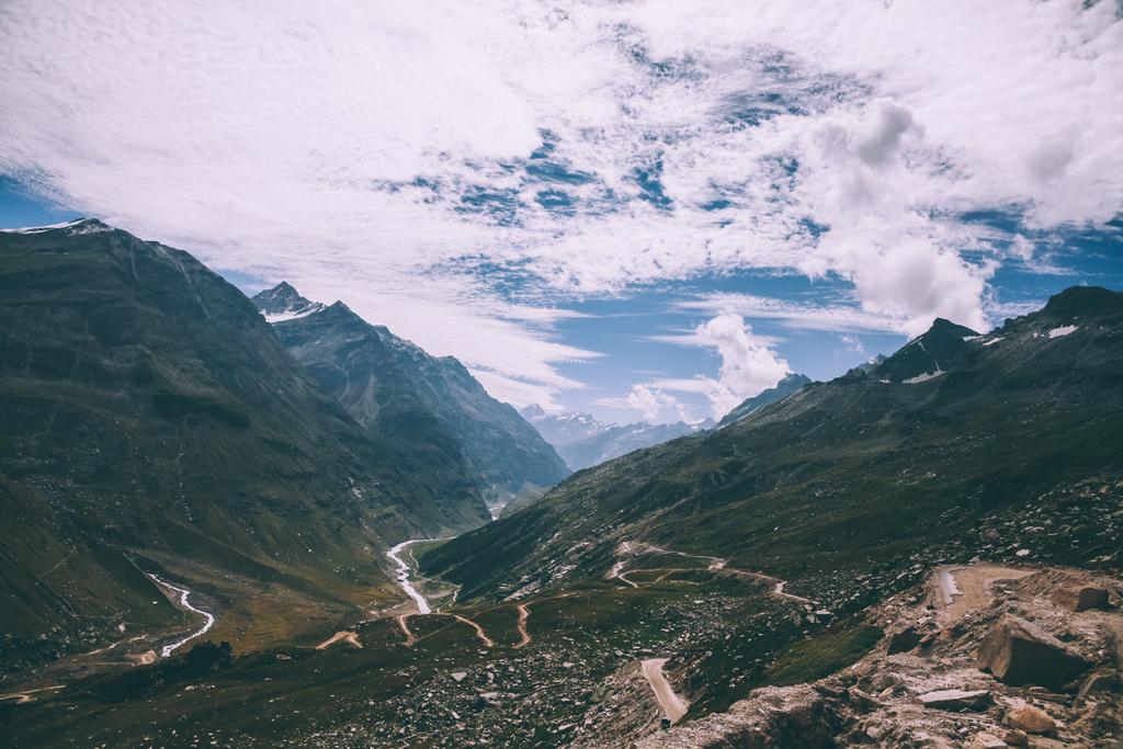 wunderschöne Berglandschaft mit malerischem Tal und Fluss im indischen Himalaya, Rohtang Pass  - Foto, Bild