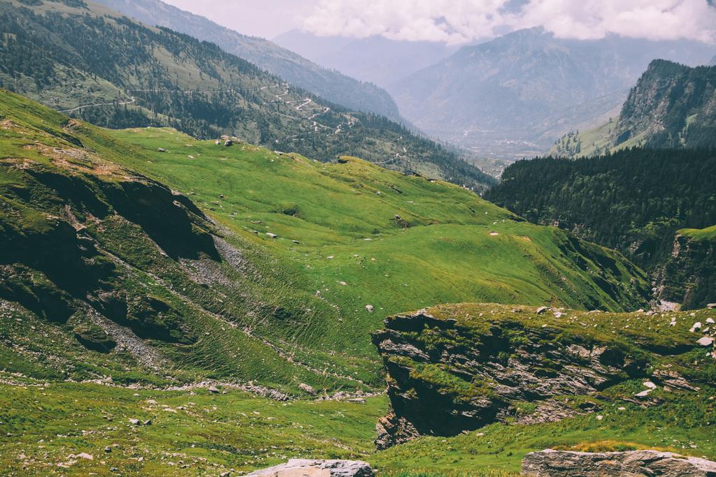 majestueuses montagnes rocheuses couvertes d'herbe verte et de mousse dans l'Himalaya indien, col Rohtang
 - Photo, image
