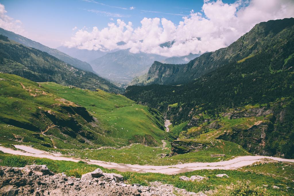 gyönyörű festői táj hegy-völgy és indiai Himalája, Rohtang Pass út - Fotó, kép