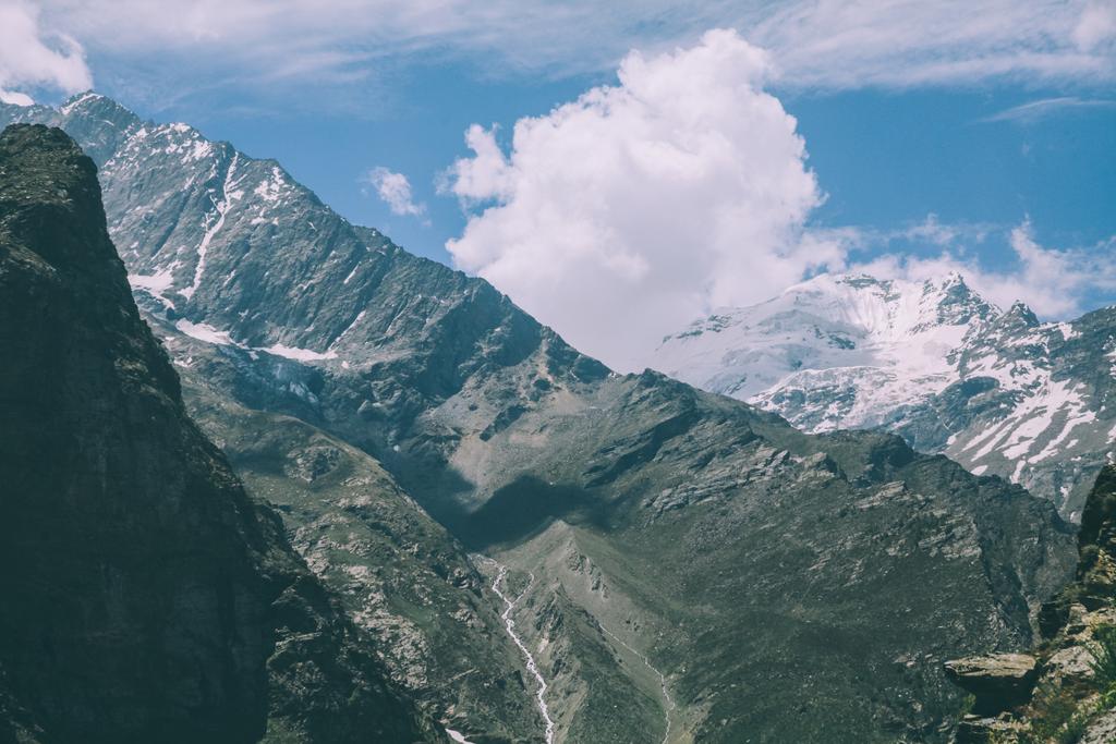 インド ヒマラヤ、Rohtang 峠の雄大な雪の美しい山の風景のかぶった - 写真・画像