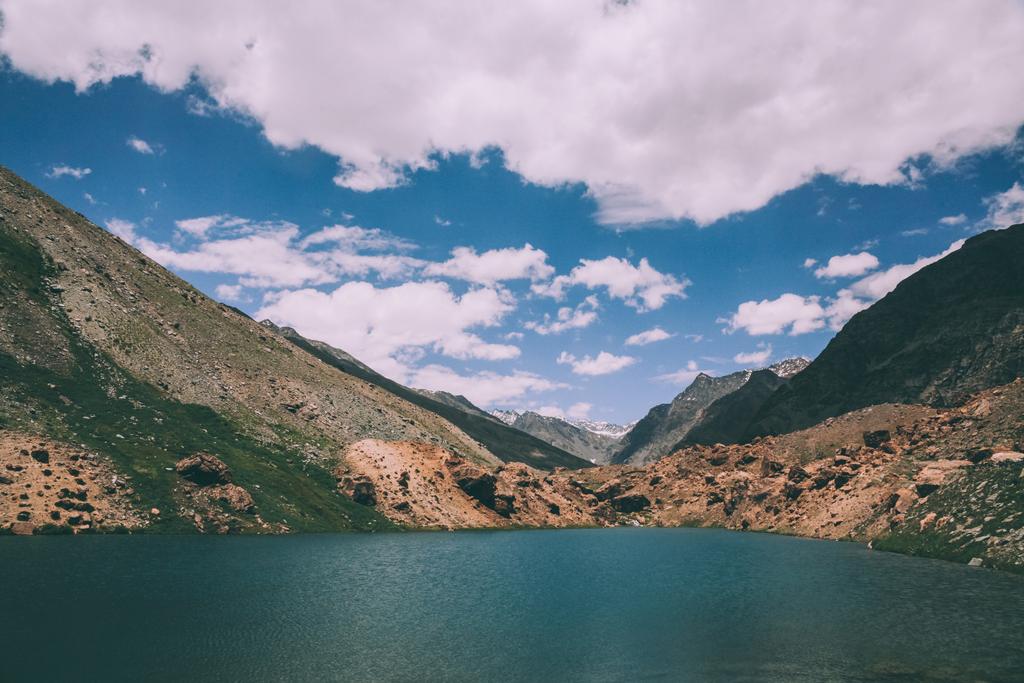 Sakin göl ve Hint Himalayalar, Ladakh bölge görkemli dağ güzel manzara - Fotoğraf, Görsel