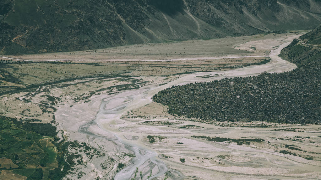 prachtige berg rivier in de schilderachtige vallei in de Indiase Himalaya, Ladakh regio - Foto, afbeelding
