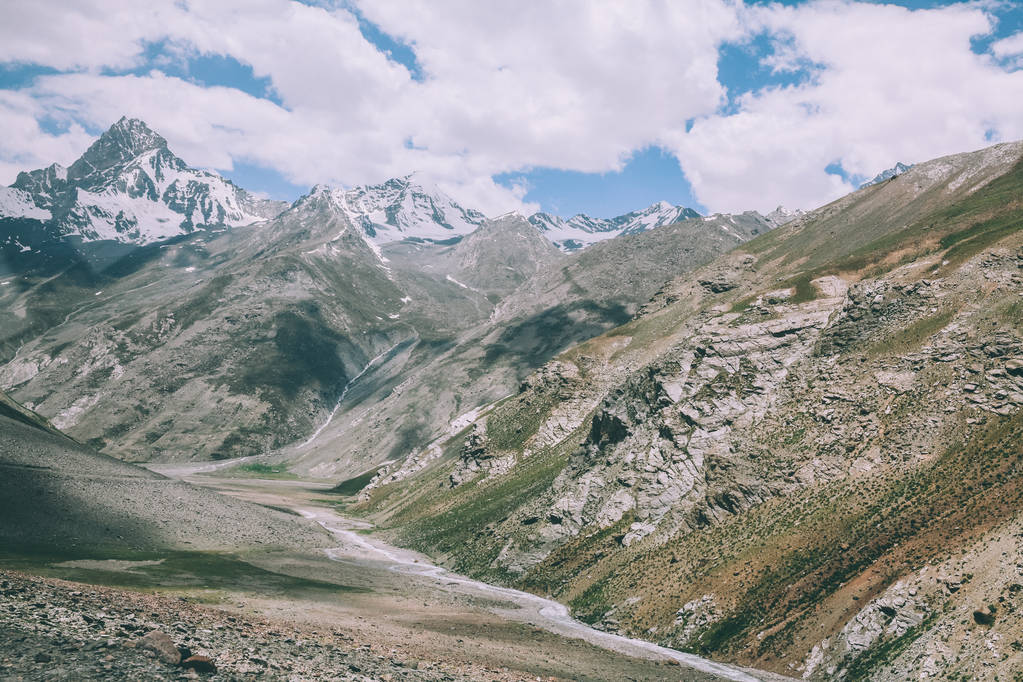 güzel dağ Vadisi ve görkemli kayalık kepli doruklarına Hint Himalayalar, Ladakh bölge kar  - Fotoğraf, Görsel
