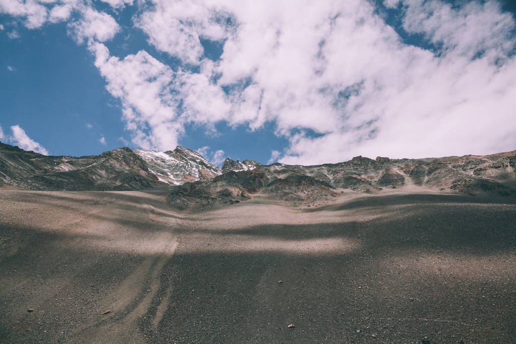 belle vallée et montagnes rocheuses dans l'Himalaya indien, région du Ladakh
  - Photo, image