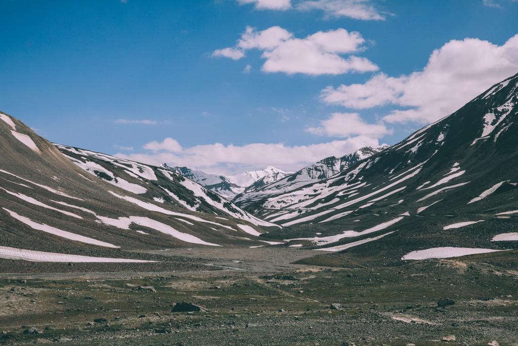 mooie vallei en sneeuw bedekte bergen in de Indiase Himalaya, Ladakh regio  - Foto, afbeelding