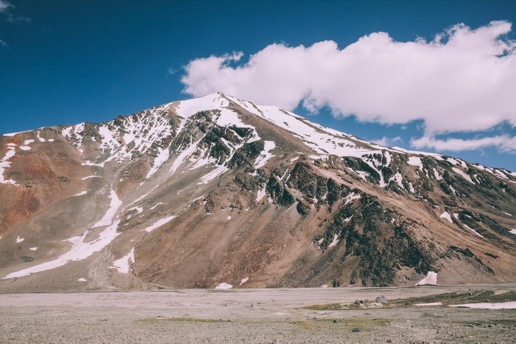 majesteettinen lumihuippuinen vuorenhuippu Intian Himalajalla, Ladakhin alueella
 - Valokuva, kuva