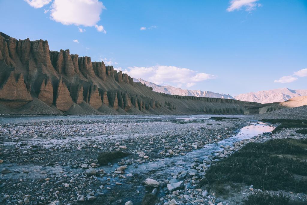 bellissime formazioni naturali e il fiume di montagna roccioso in Himalaya indiano, regione Ladakh
    - Foto, immagini