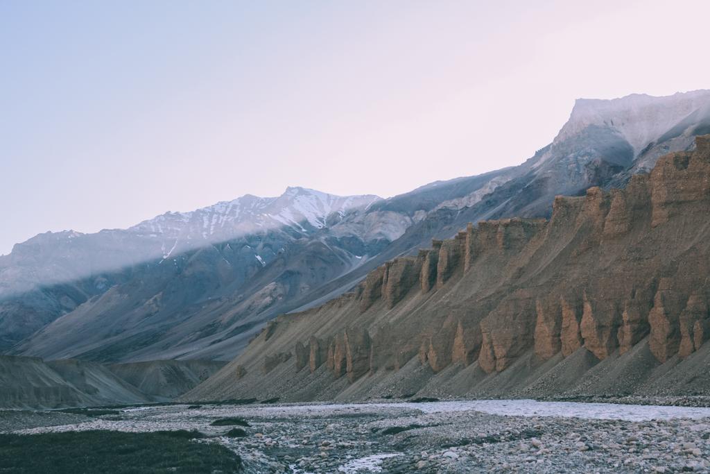 красивые природные образования и горная река в Индийских Гималаях, Ладакхская область
   - Фото, изображение