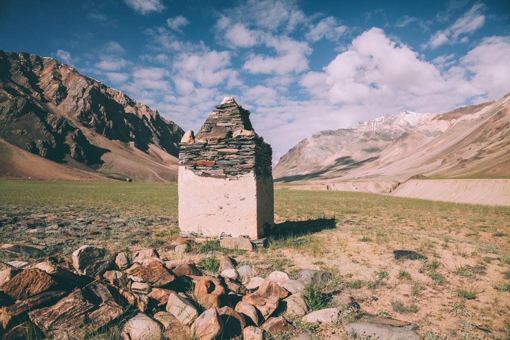 построена структура из камней и красивый пейзаж в индийских Гималаях
  - Фото, изображение