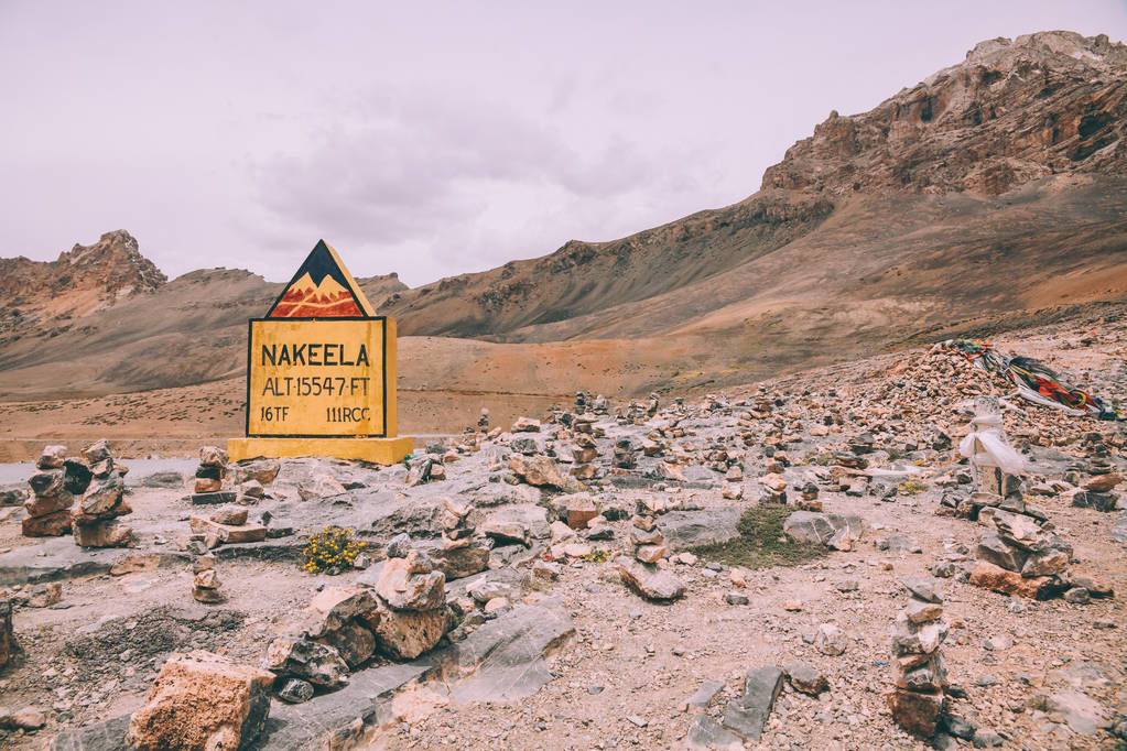 nakeela サインとインド ヒマラヤ、ラダック地域の山の谷の岩 - 写真・画像