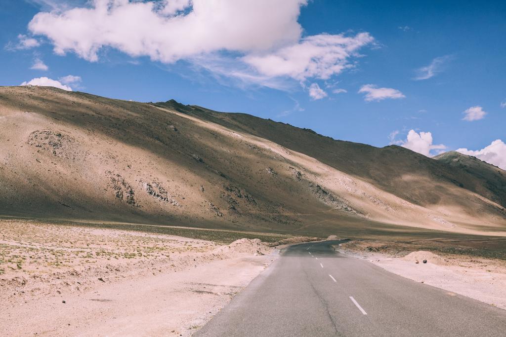 Leere Asphaltstraße im Gebirgstal im indischen Himalaya - Foto, Bild