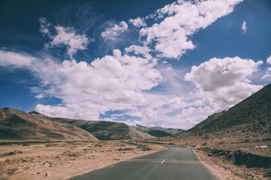 pusty asfalt droga w indyjskich Himalajach Ladakhu  - Zdjęcie, obraz