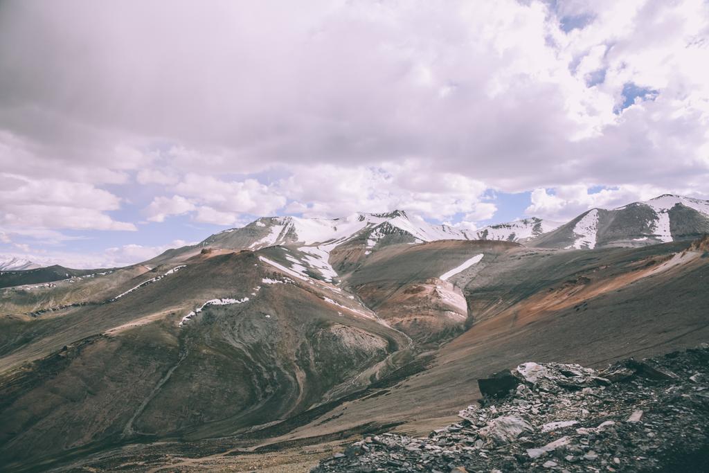 majestätische Berge mit schneebedeckten Gipfeln im indischen Himalaya, ladakh Region - Foto, Bild