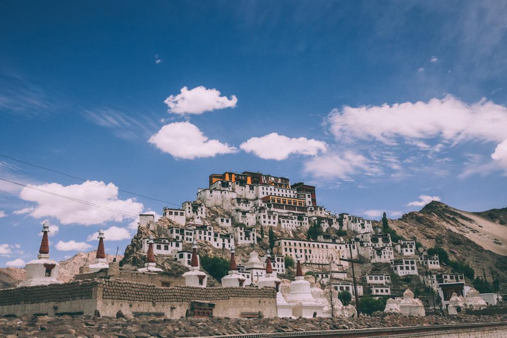 traditionelle Häuser und Stupas in der Stadt Leh im indischen Himalaya - Foto, Bild