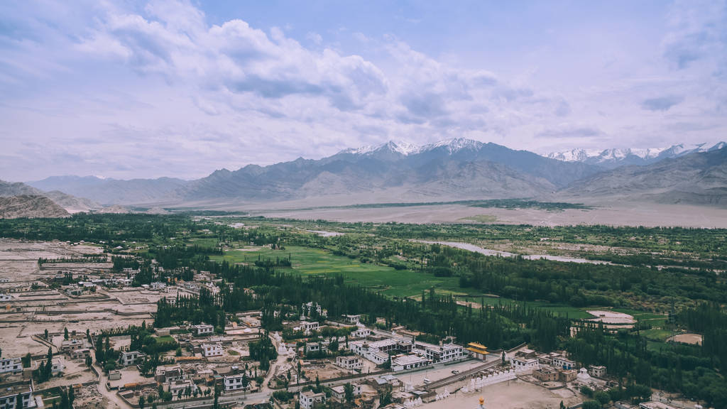 Luftaufnahme der Stadt Leh und der wunderschönen Berge im indischen Himalaya - Foto, Bild