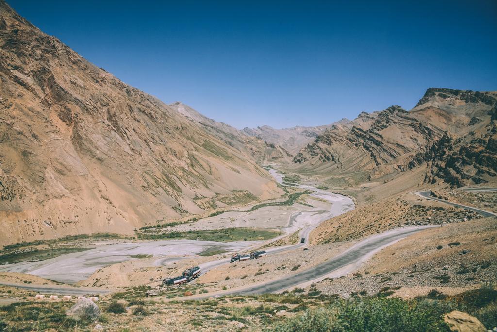επιβλητικό τοπίο με ορεινό δρόμο στον Ινδικό Ιμαλάια, περιοχή: Ladakh  - Φωτογραφία, εικόνα