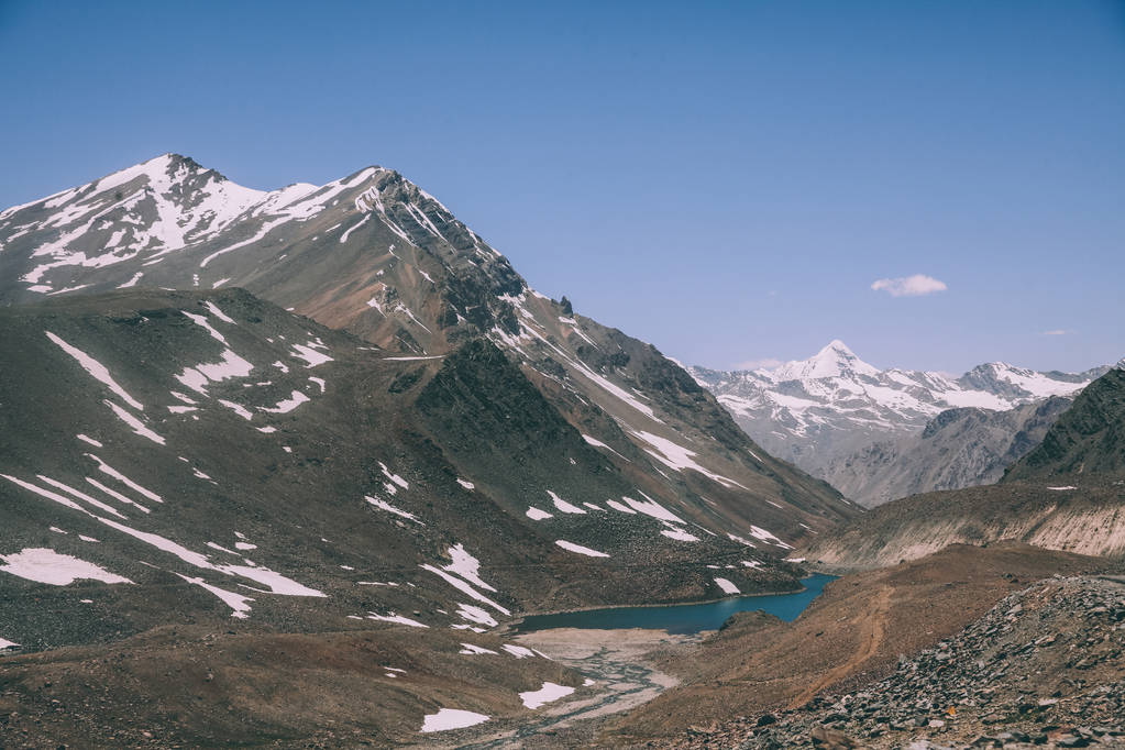 hermoso paisaje con lago tranquilo y majestuosas montañas en los Himalayas indios, región de Ladakh
 - Foto, imagen