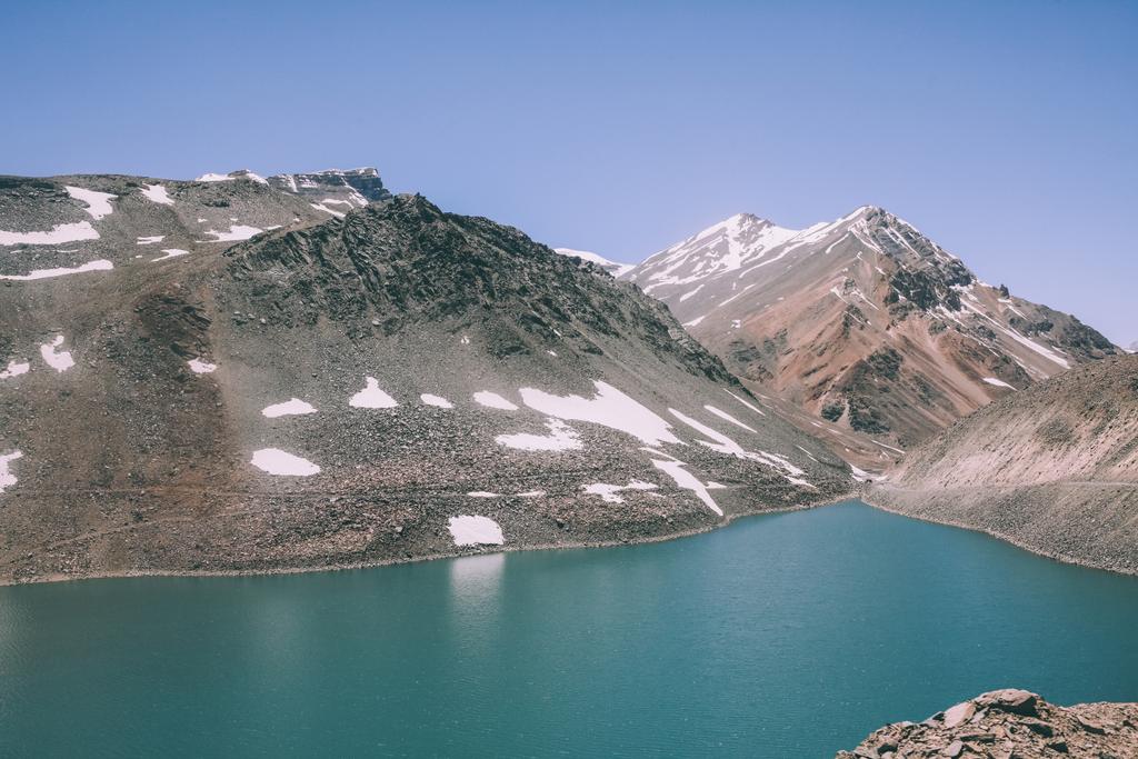 kaunis maisema rauhallinen järvi ja majesteettinen vuoret Intian Himalajalla, Ladakh alueella
 - Valokuva, kuva