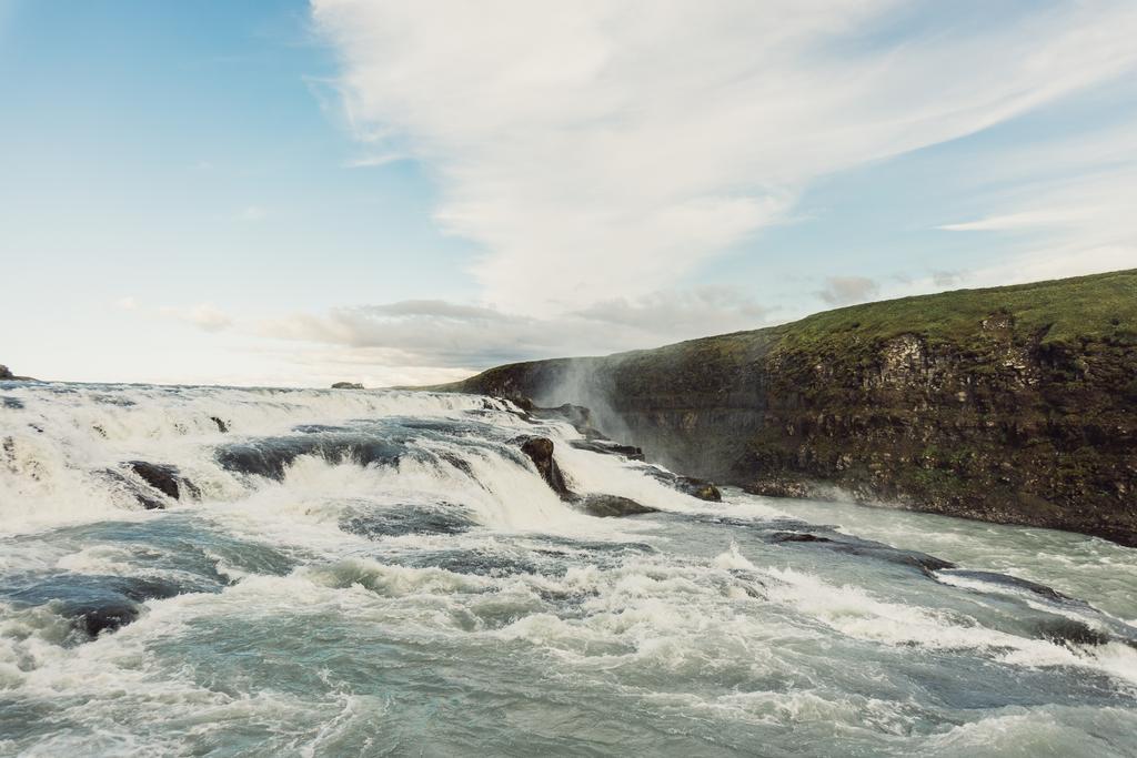bela paisagem cachoeira com rio fluindo na Islândia
  - Foto, Imagem
