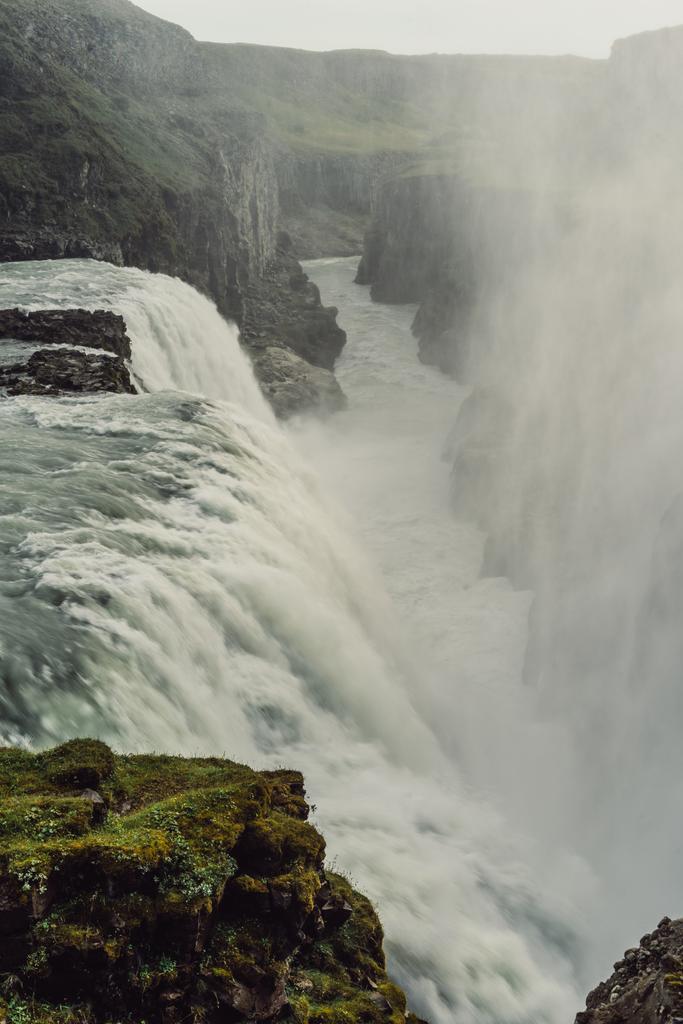 bela paisagem majestosa cênica com cachoeira na Islândia
   - Foto, Imagem