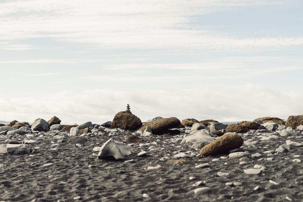 krásná krajina s kameny a zamračená obloha na Islandu - Fotografie, Obrázek