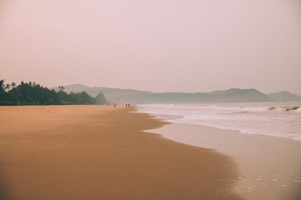 красиве узбережжя з піщаним пляжем і горами в тумані
 - Фото, зображення