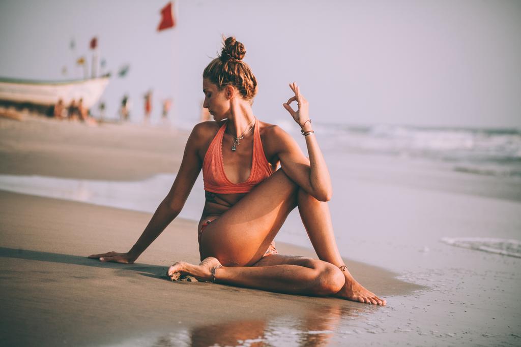 pratik yoga goa, plajda mayolu genç kadın  - Fotoğraf, Görsel