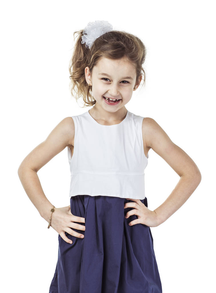 kuva onnellisesta kuusivuotiaasta tytöstä valkoista taustaa vasten
 - Valokuva, kuva