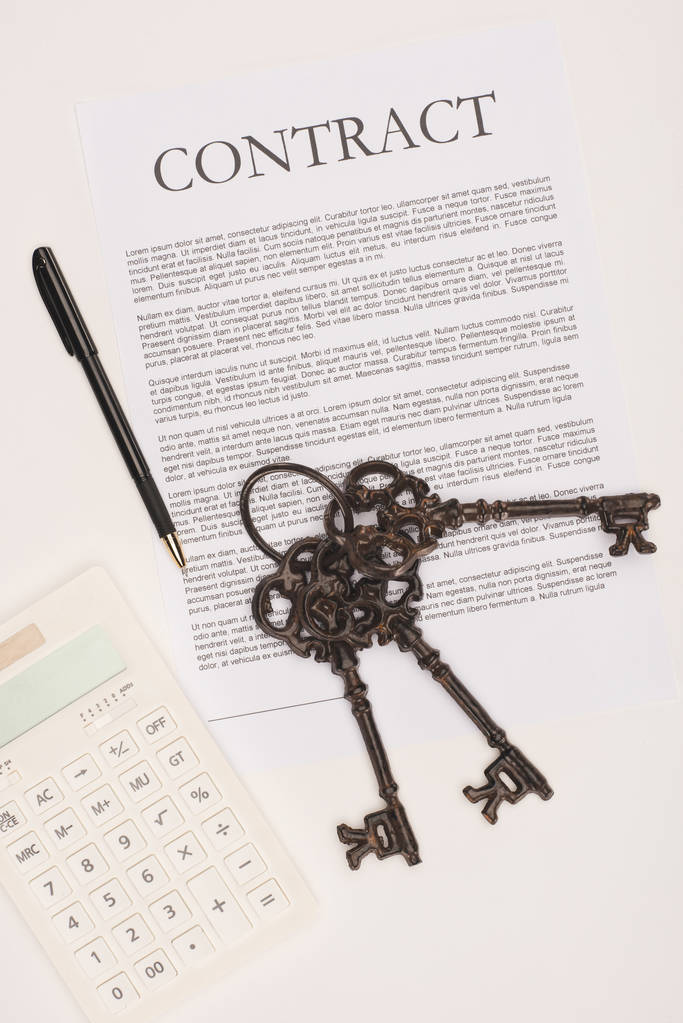 vista superior del contrato con llaves, concepto de compra de casa aislado en blanco
 - Foto, Imagen
