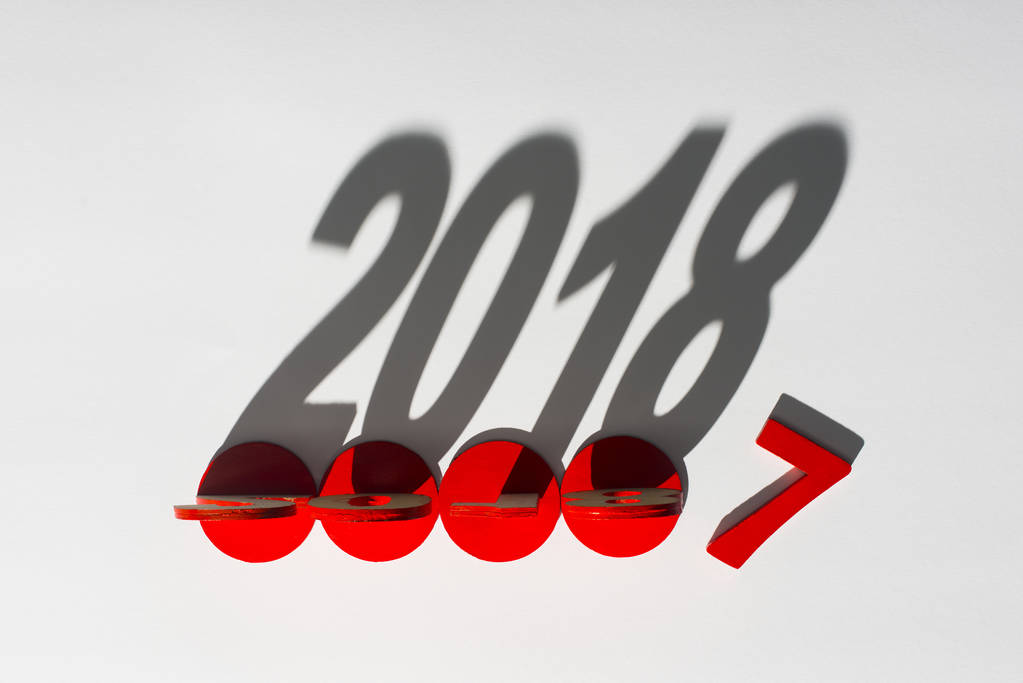 vue du dessus de 2018 année signe ombre isolé sur gris
 - Photo, image
