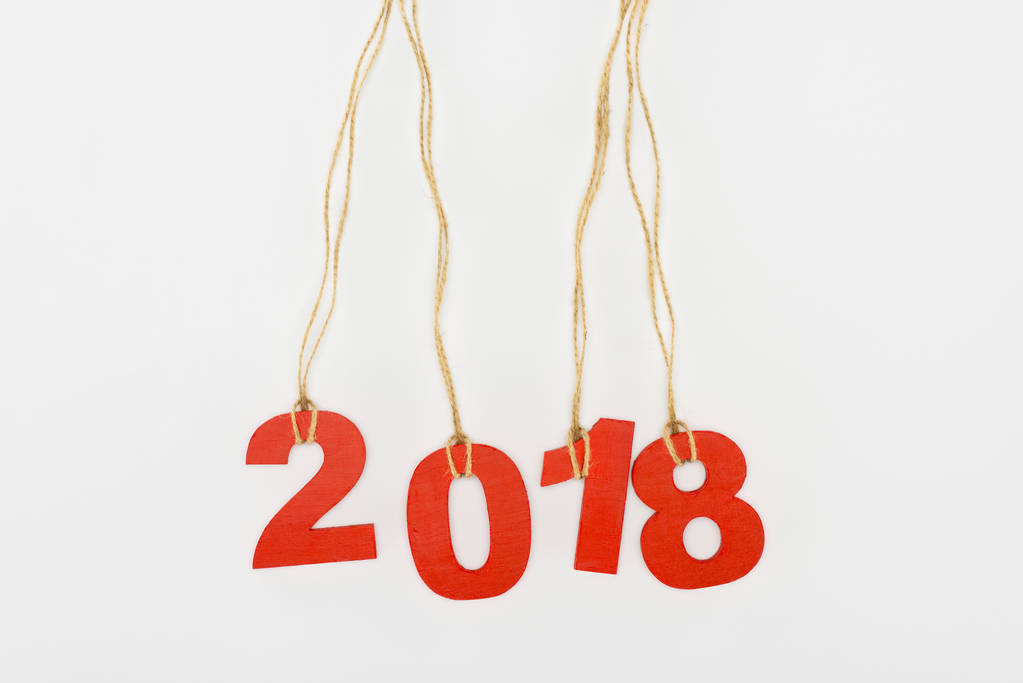 primer plano vista de 2018 año cartel colgando de cuerdas aisladas en blanco
 - Foto, imagen