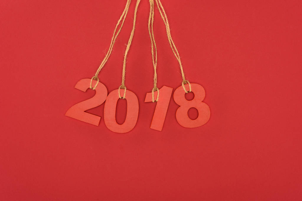 vista da vicino di 2018 anno segno appeso su stringhe isolato sul rosso
 - Foto, immagini