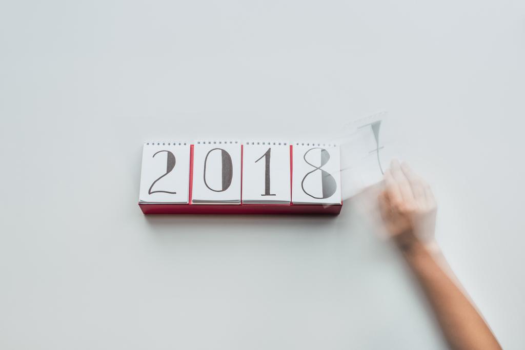 ritagliato colpo di donna strappando carta calendario di 2018 anno isolato su bianco
 - Foto, immagini