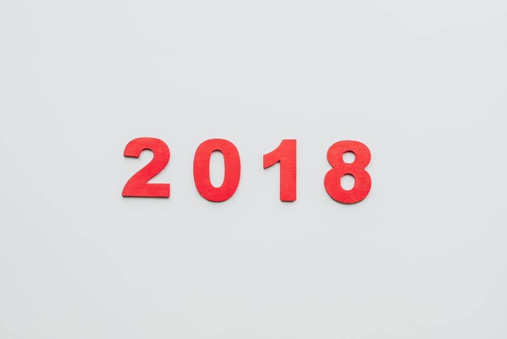 zbliżenie z czerwonym znakiem 2018 na szarym tle - Zdjęcie, obraz