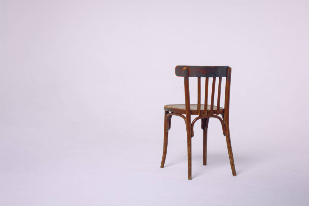 stare drewniane krzesło na białym tle - Zdjęcie, obraz
