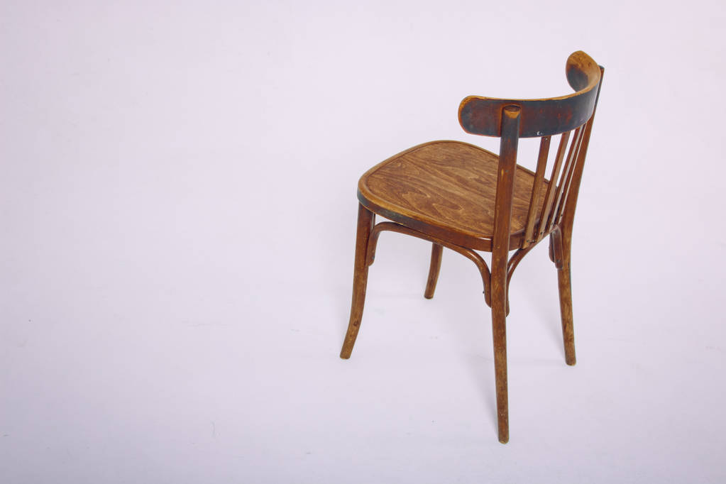 vieja silla de madera sobre un fondo blanco
 - Foto, imagen