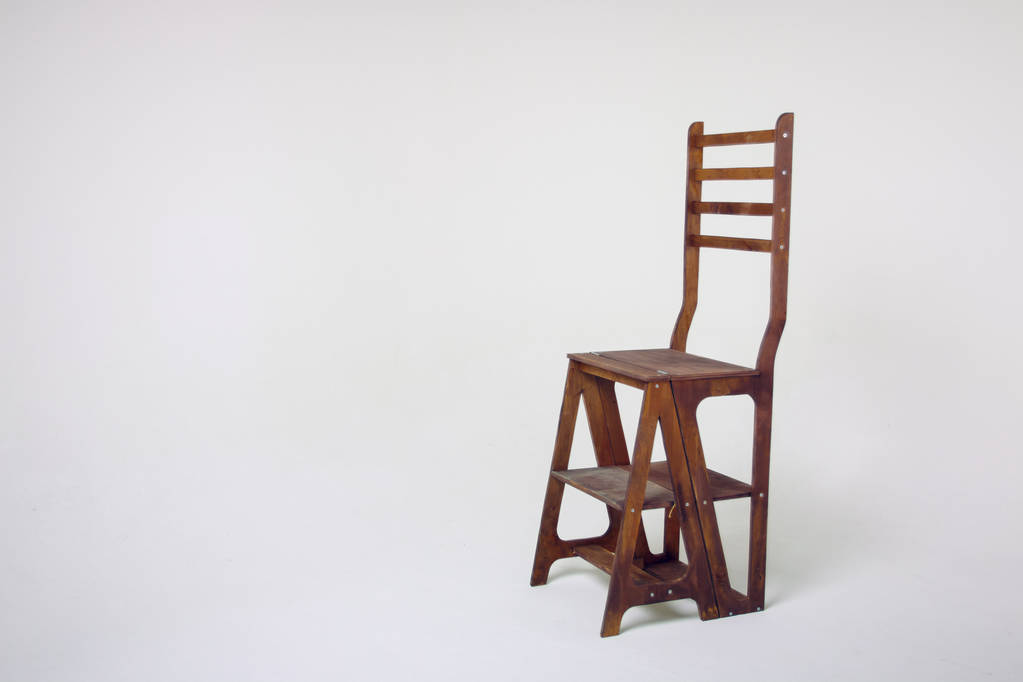 необычный деревянный стул на белом фоне
 - Фото, изображение