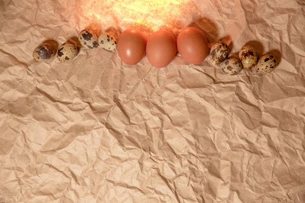 Huevos de Pascua sobre papel kraft arrugado
 - Foto, imagen