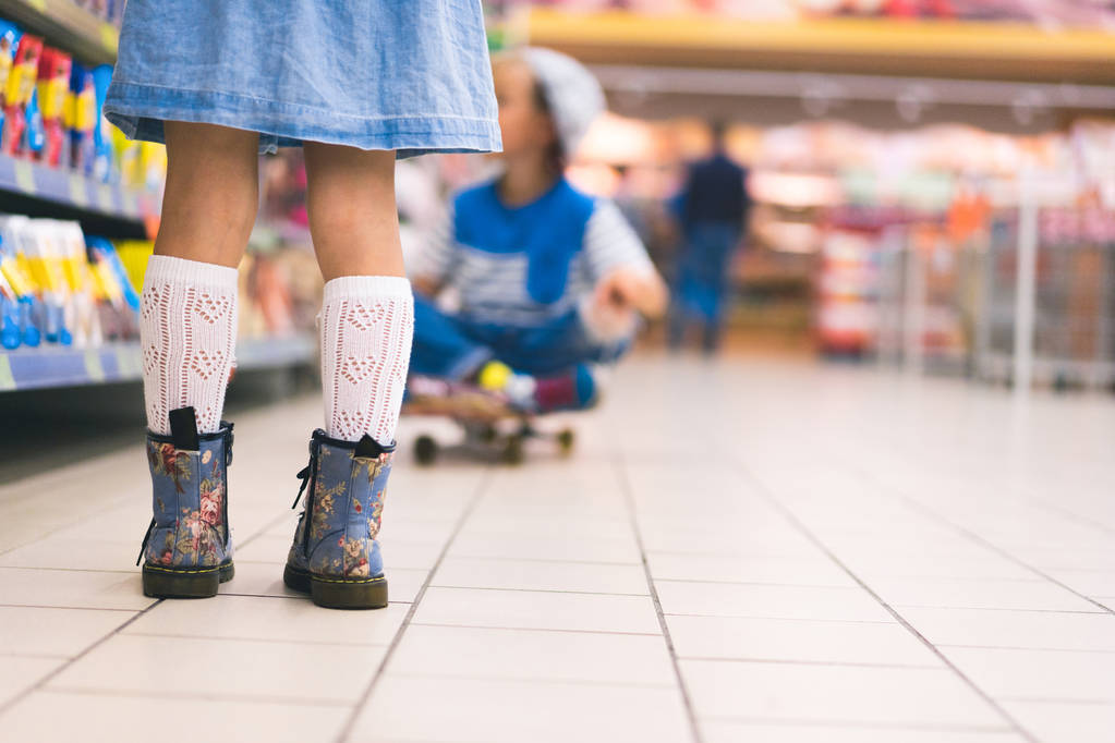 vista ritagliata di bambino femminile in piedi nel supermercato
 - Foto, immagini