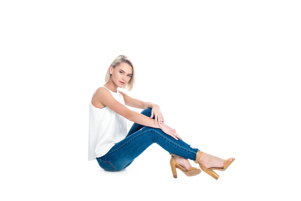 mulher loira atraente posando em jeans, isolado em branco
 - Foto, Imagem